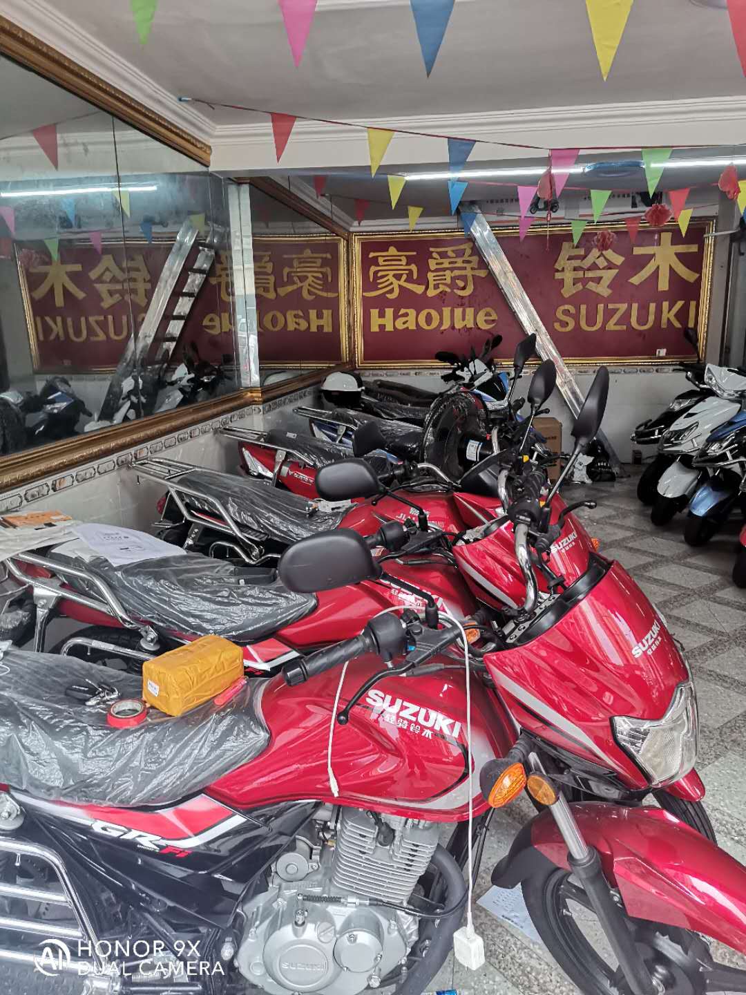 豪爵铃木雅迪电动车六中专卖店